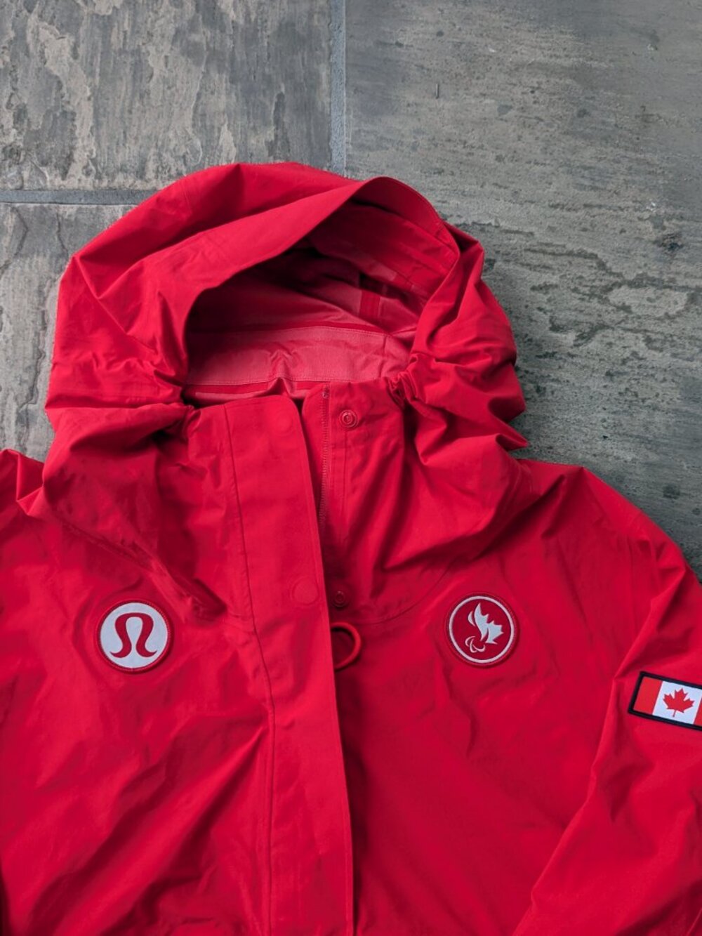 Lululemon Team Canada Women's Rain Poncho - Picture 2 of 6